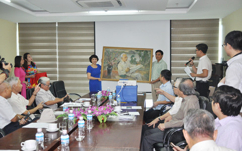 Tiếp nhận tư liệu, hiện vật hiến tặng Bảo tàng Báo chí Việt Nam