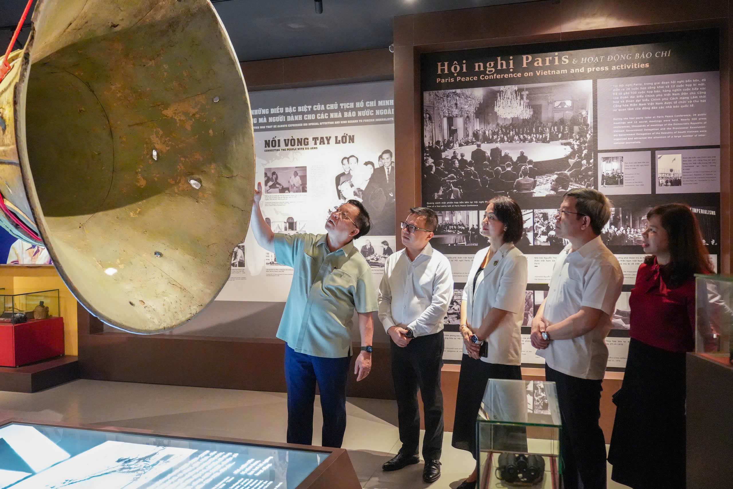 Đồng chí Nguyễn Trọng Nghĩa, Uỷ viên Bộ Chính trị, Bí thư Trung ương Đảng,  Trưởng Ban Tuyên giáo và Dân vận Trung ương tham quan không gian trưng bày tại Bảo tàng Báo chí Việt Nam