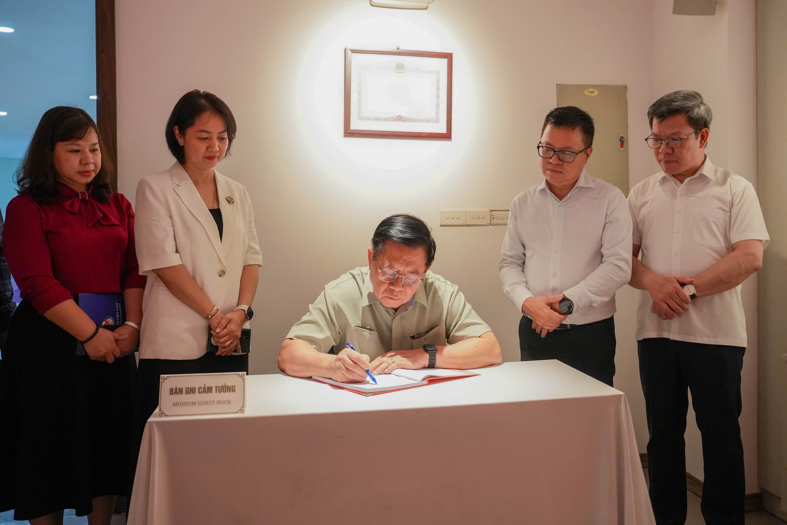 Đồng chí Nguyễn Trọng Nghĩa ghi sổ lưu niệm tại Bảo tàng