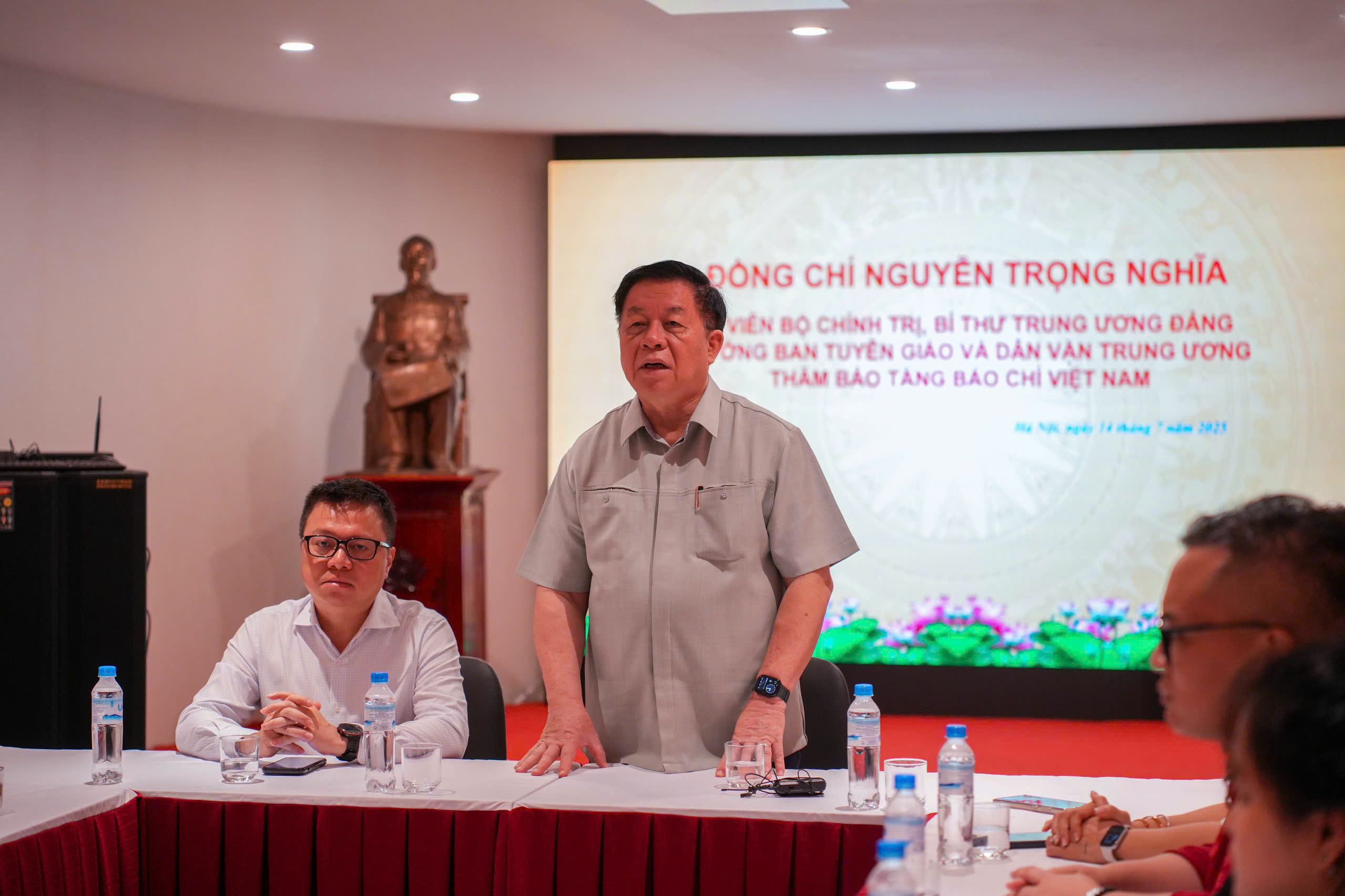 Đồng chí Nguyễn Trọng Nghĩa mặt các cán bộ, nhân viên Bảo tàng Báo chí Việt Nam sau chuyến tham quan